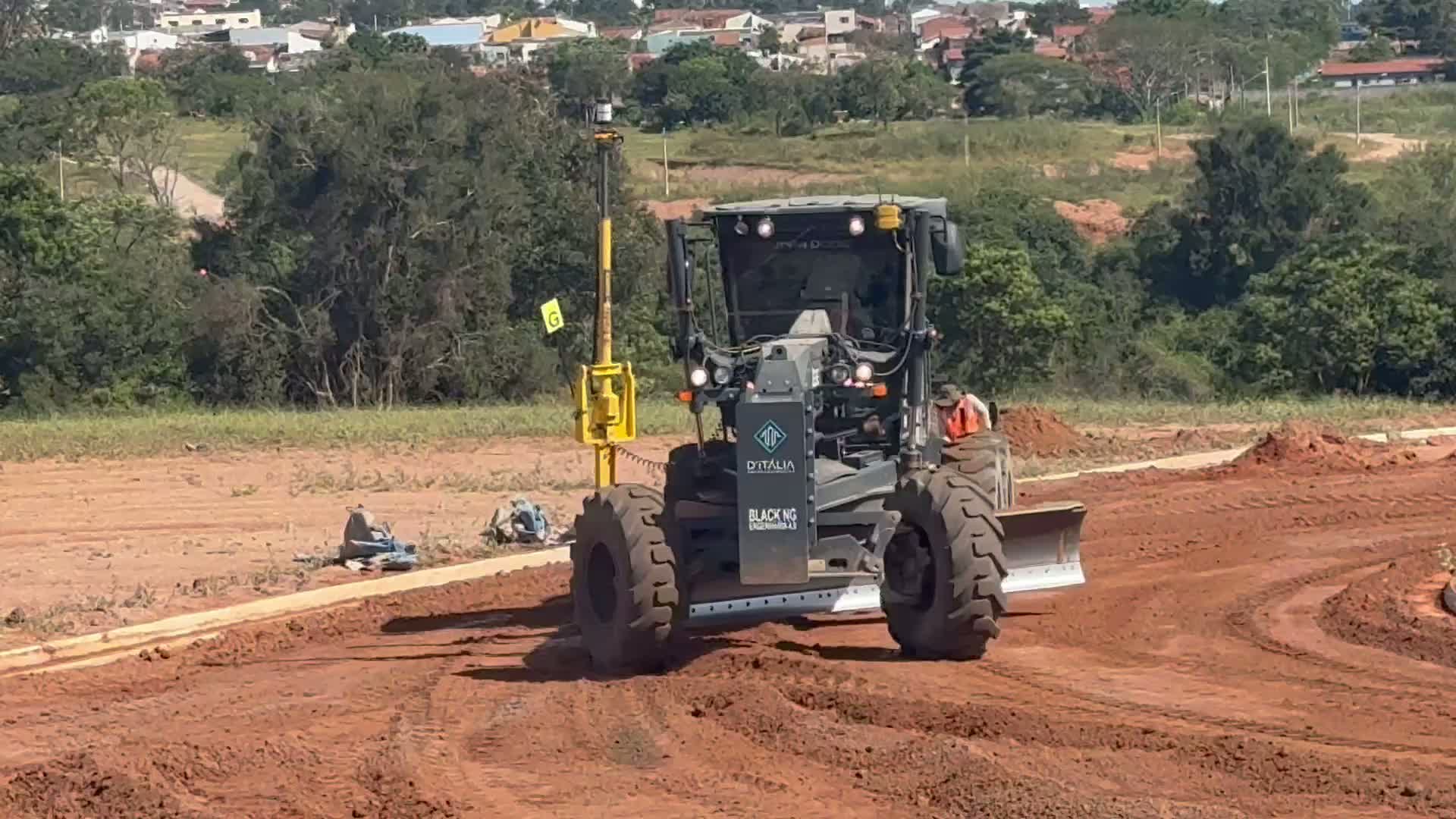 Motoniveladora com controle de máquina executando a terraplenagem de uma via